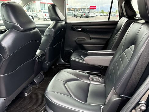 Used 2023 Toyota Highlander XLE AWD/4WD image 12