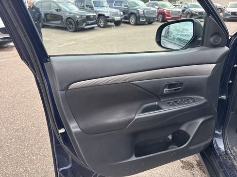 Used 2015 Mitsubishi Outlander ES image 15