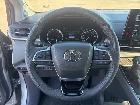 Used 2023 Toyota Sienna Limited image 25