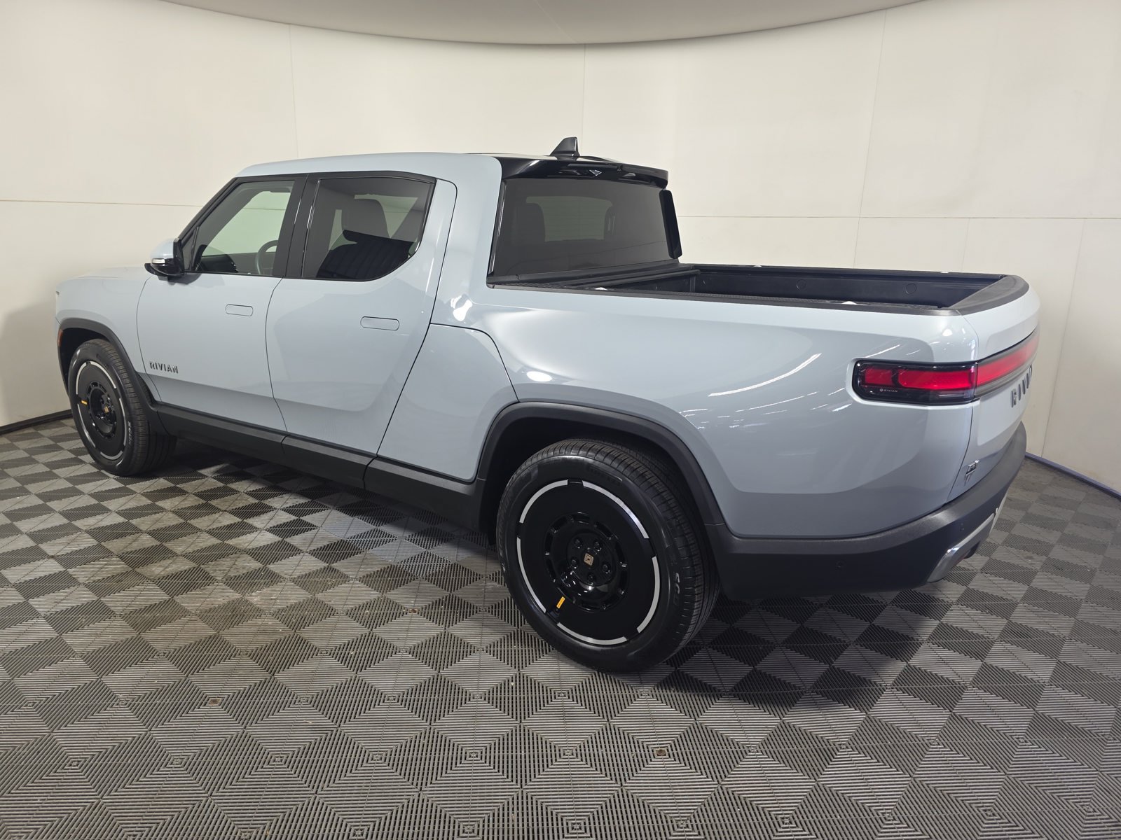Used 2025 Rivian R1T Adventure Dual AWD/4WD image 3