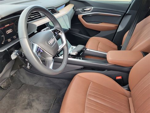 Used 2024 Audi Q8 e-tron Premium Plus image 10