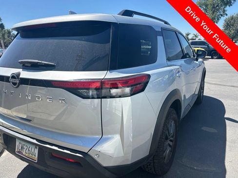 Used 2025 Nissan Pathfinder SV FWD image 5