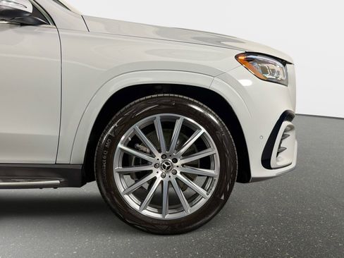 Used 2025 Mercedes-Benz GLS 580 4MATIC image 4