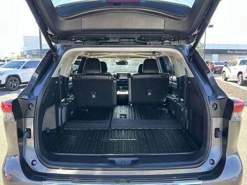 Used 2022 Toyota Highlander XLE AWD/4WD image 27
