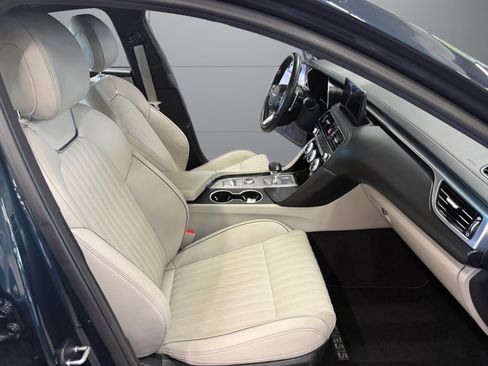 Used 2022 Genesis G70 2.0T w/ Prestige Package RWD image 17