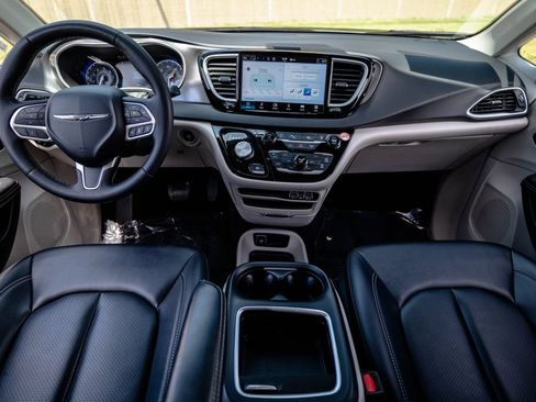 Used 2024 Chrysler Pacifica Touring-L FWD image 14