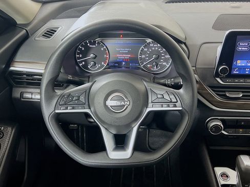Used 2024 Nissan Altima 2.5 SV FWD image 15