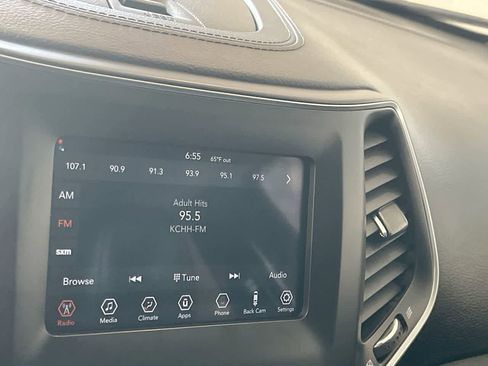 Used 2019 Jeep Cherokee Latitude Plus AWD/4WD image 16