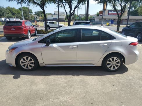 Used 2025 Toyota Corolla LE FWD image 3