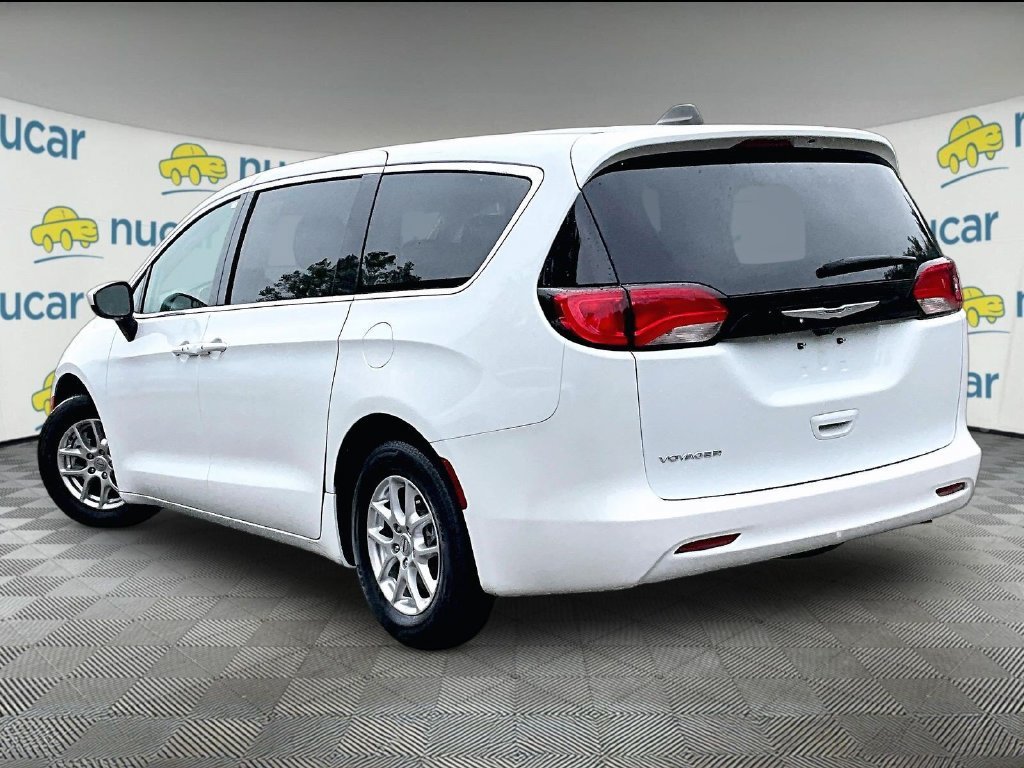 Used 2023 Chrysler Voyager LX FWD image 4