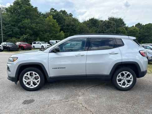 Used 2024 Jeep Compass Latitude AWD/4WD image 5