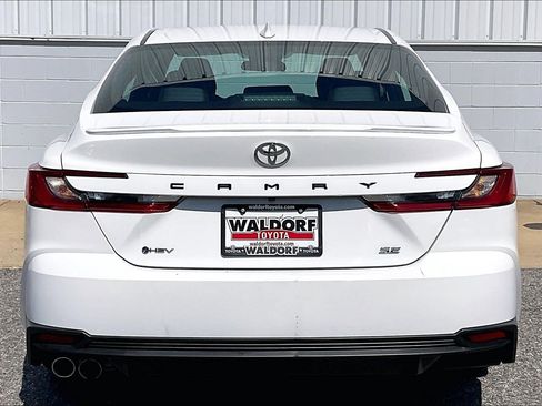Used 2025 Toyota Camry SE FWD image 5