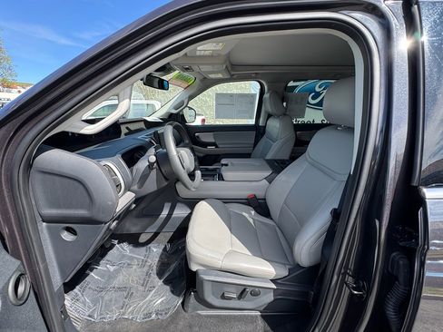 Used 2025 Ford Expedition Active image 13