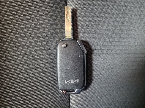 Used 2025 Kia Soul LX image 32
