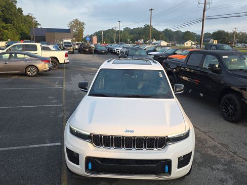 Used 2023 Jeep Grand Cherokee Overland w/ Luxury Tech Group IV AWD/4WD image 3
