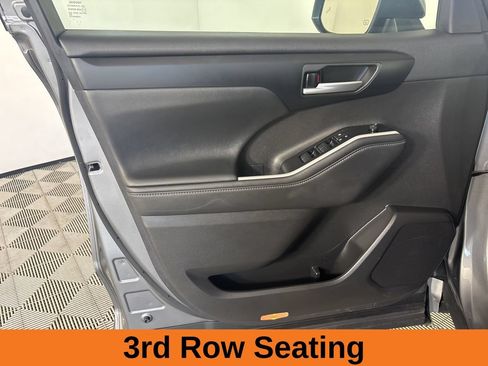 Used 2025 Toyota Highlander XLE AWD/4WD image 10