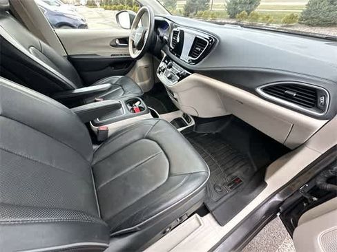 Used 2019 Chrysler Pacifica Limited w/ Advanced Safetytec Group image 24