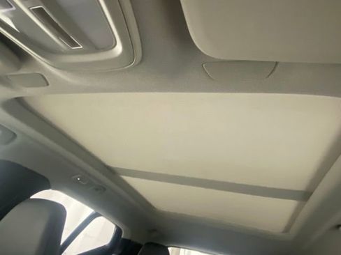 Used 2025 Volvo XC40 B5 Plus image 29