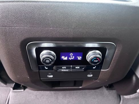 Used 2024 GMC Yukon SLT w/ SLT Luxury Package RWD image 18
