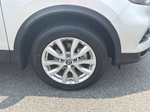 Used 2020 Nissan Rogue Sport SV FWD image 12
