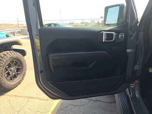 Used 2022 Jeep Gladiator Mojave w/ Cold Weather Group image 17