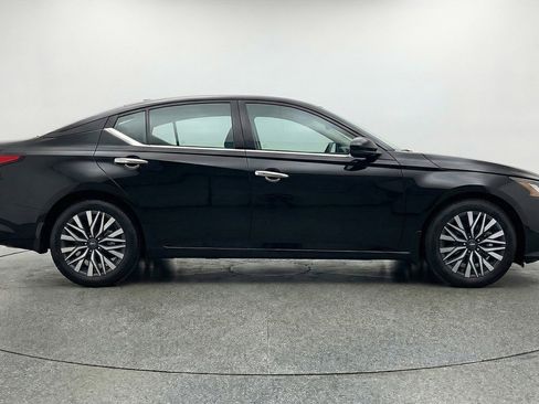 Used 2025 Nissan Altima 2.5 SV FWD image 11