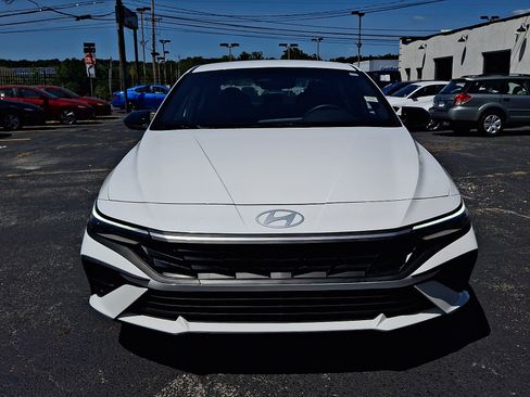 Certified 2025 Hyundai Elantra Sport FWD image 2