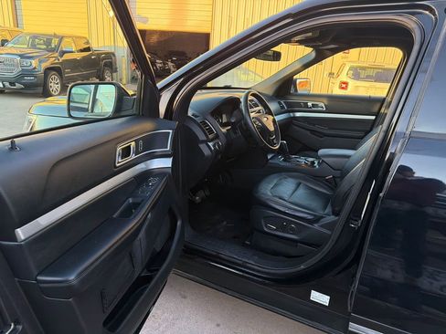 Used 2017 Ford Explorer XLT w/ Equipment Group 202A image 9