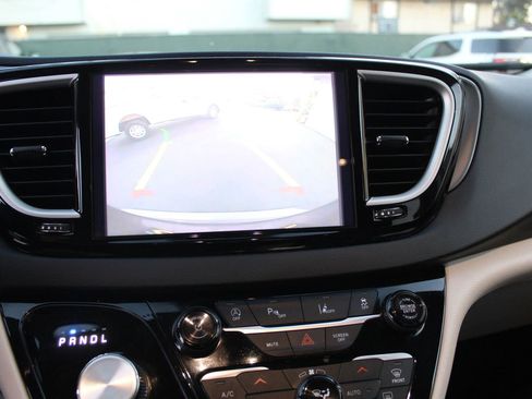 Used 2023 Chrysler Pacifica Touring-L image 14