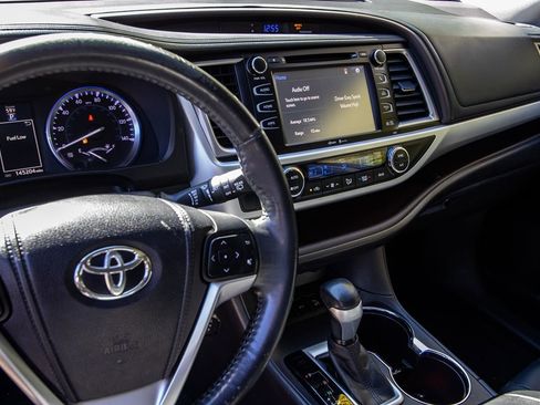 Used 2015 Toyota Highlander XLE image 12