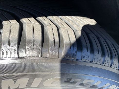 Used 2025 Mercedes-Benz GLE 450 4MATIC image 36