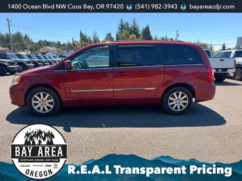 Used 2014 Chrysler Town & Country Touring FWD image 3