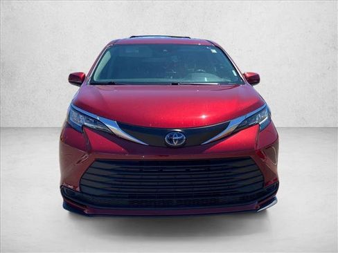 Used 2023 Toyota Sienna LE FWD image 2