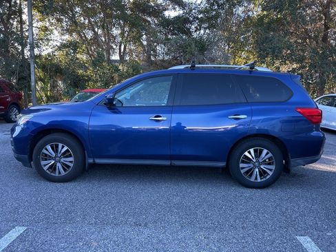 Used 2018 Nissan Pathfinder SV image 3