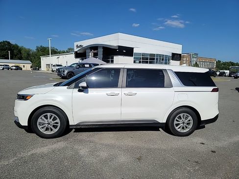 Used 2023 Kia Carnival LX image 4