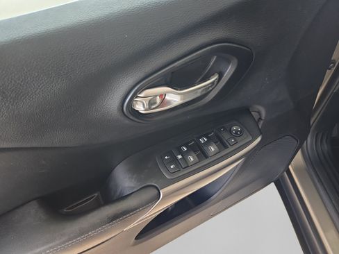 Used 2019 Jeep Cherokee Latitude w/ Popular Appearance Group FWD image 11
