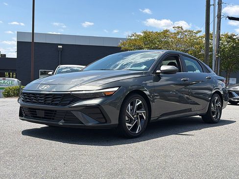 Certified 2025 Hyundai Elantra SEL FWD image 1