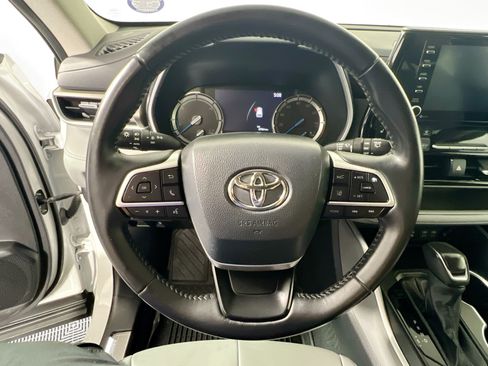 Used 2022 Toyota Highlander XLE AWD/4WD image 17