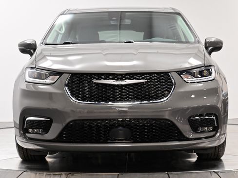 Used 2023 Chrysler Pacifica Touring-L w/ Uconnect Theater Family Group FWD image 18