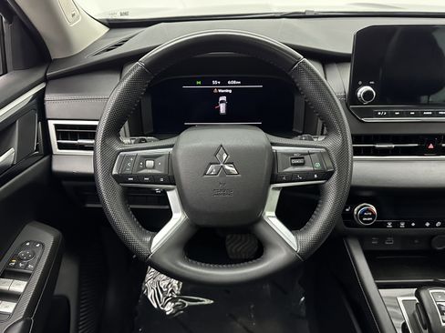 Used 2023 Mitsubishi Outlander SE image 25