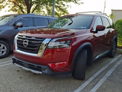 Used 2022 Nissan Pathfinder Platinum w/ Cargo Package AWD/4WD image 3