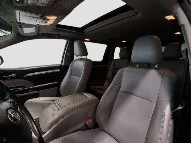 Certified 2017 Toyota Highlander XLE w/ Carpet Mat Package AWD/4WD image 19