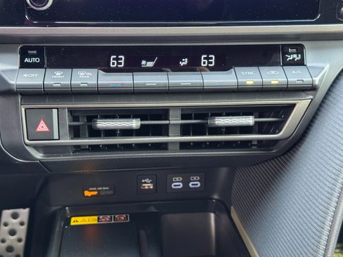 Used 2025 Toyota Camry SE w/ Convenience Package image 25