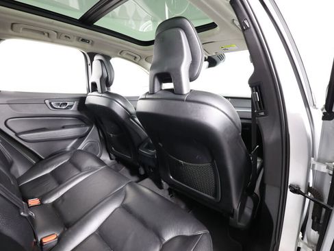 Used 2018 Volvo XC60 T5 Momentum w/ Vision Package image 20