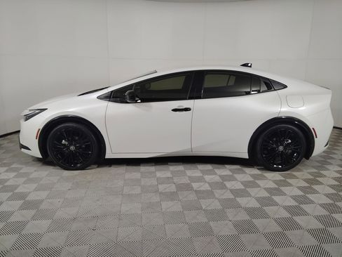 Used 2025 Toyota Prius XLE image 2