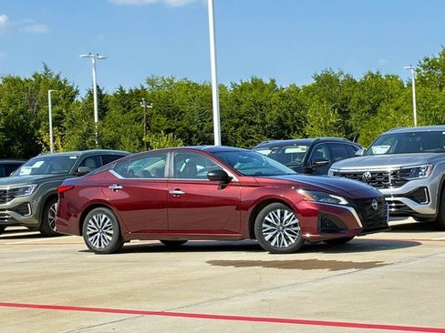 Used 2024 Nissan Altima 2.5 SV FWD image 5