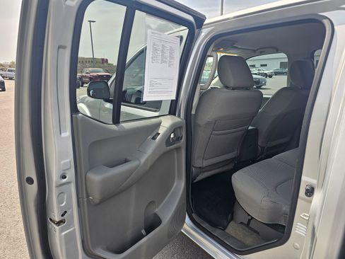 Used 2016 Nissan Frontier SV w/ SV Value Truck Package AWD/4WD image 16