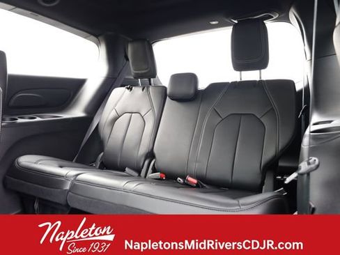 Used 2025 Chrysler Pacifica Select image 25