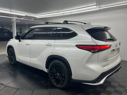 Used 2023 Toyota Highlander XSE FWD image 4