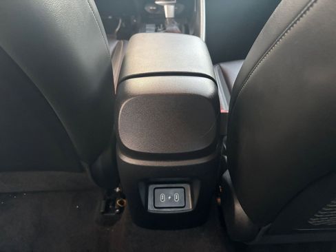 Used 2025 Hyundai Elantra Limited image 24